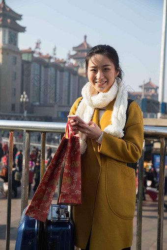 青年女人在站前广场