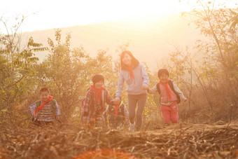 乡村女教师和学生在户外