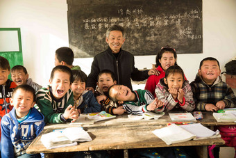 乡村男教师和小学生在教室里东亚氛围影相
