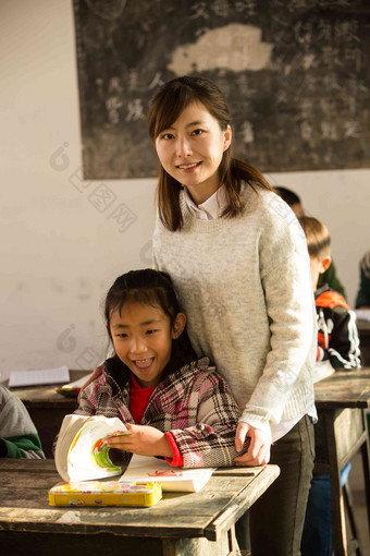 乡村女教师和小学生在教室里