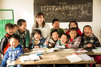 乡村女教师和小学生在教室里