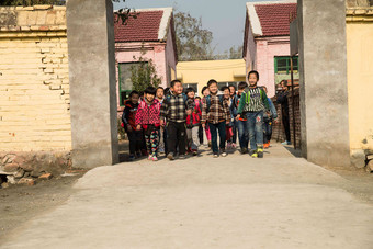 乡村小学生在放学回家乡村写实摄影