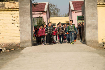 乡村小学生在放学回家