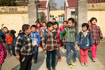 乡村小学生在放学回家幸福清晰摄影图