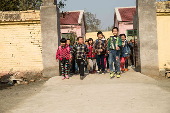 乡村小学生在放学回家放松高质量相片