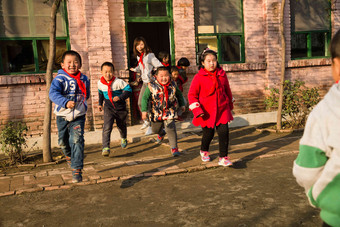 乡村教师<strong>小学生</strong>男孩学校校园高质量相片