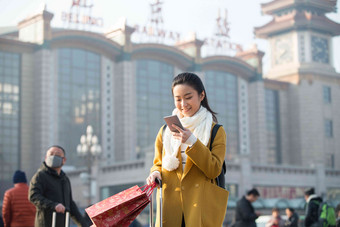 青年广场乘客拿着过年高端相片