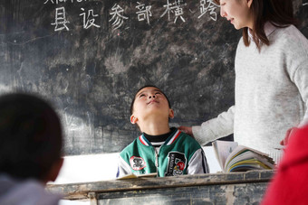 乡村女教师和小学生在教室里