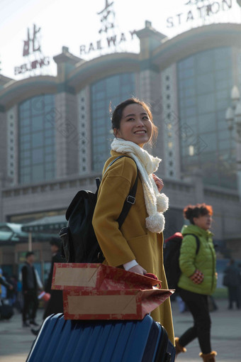 青年女人在站前广场