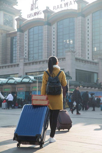 青年女人在站前广场