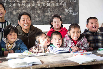 乡村女教师和小学生在教室里