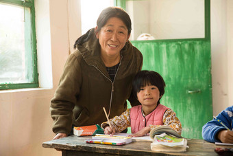 乡村女教师小学生学习关爱教师