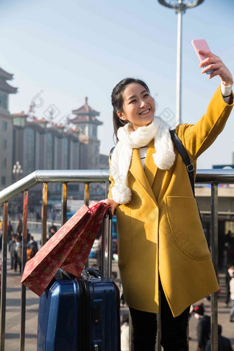 青年女人在站前广场