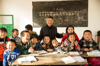 乡村男教师和小学生在教室里学校高清摄影图