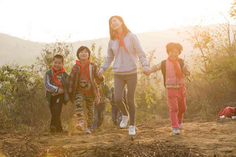 乡村女教师和学生在户外