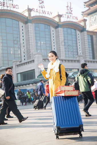 青年女人在站前广场