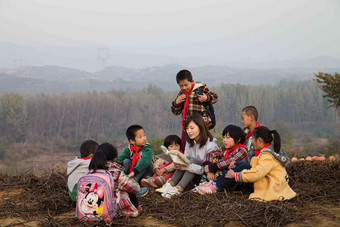 乡村教师和小学生在户外学习