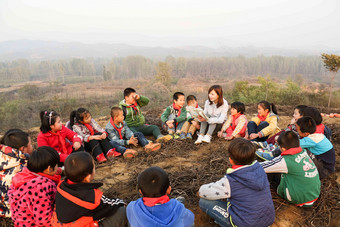 乡村教师和小学生在户外学习