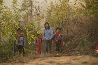 乡村女教师和学生在户外