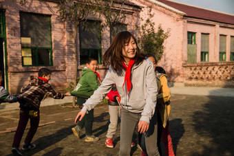 乡村教师和小学生在学校里做游戏活力镜头