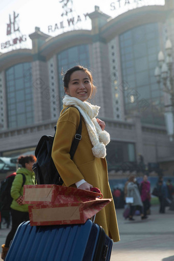 青年女人在站前广场