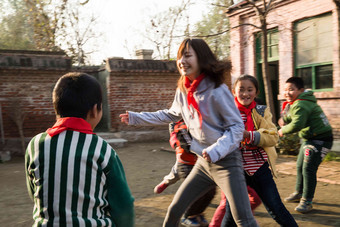 乡村教师和小学生在学校里做游戏<strong>女生</strong>高端照片