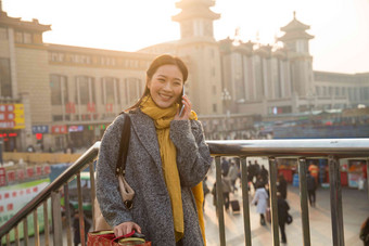 青年广场户外旅途水平构图