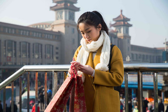 青年广场手机美女青年女人高质量图片