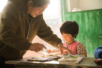 乡村女教师和小学生在教室里