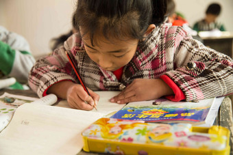 乡村小学里的小学女生