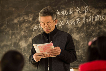 乡村男教师和小学生在教室里