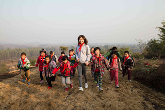 乡村女教师和学生在玩耍