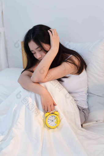 情绪低落的青年女人坐在卧室的床上情绪压力高清摄影