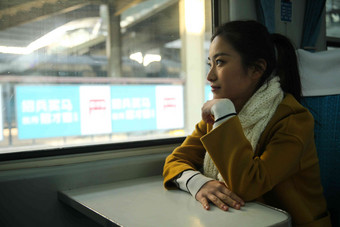 青年女人在火车上女人写实相片