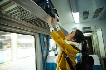 青年女人在火车上回家清晰素材