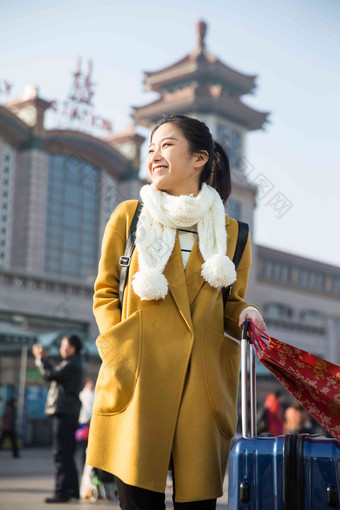 青年女人在站前广场