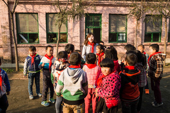 乡村教师小学生男孩玩耍户外镜头