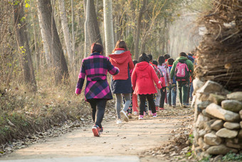 乡村女教师和学生户外活动背包高端场景