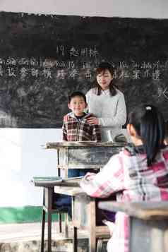 乡村女教师和小学生在教室里