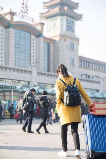 青年<strong>女人</strong>在站前广场