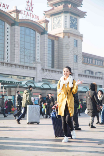 青年<strong>女人</strong>在站前广场