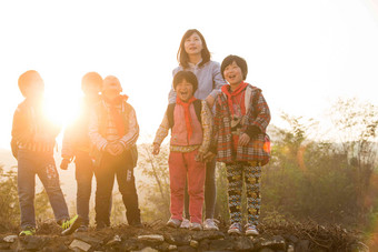 乡村女教师和学生在户外