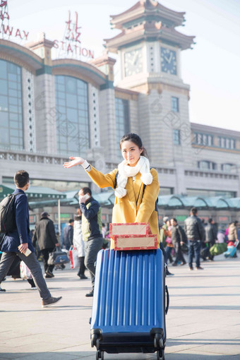 青年女人在站前广场