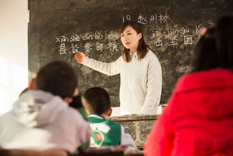 乡村女教师和小学生在教室里