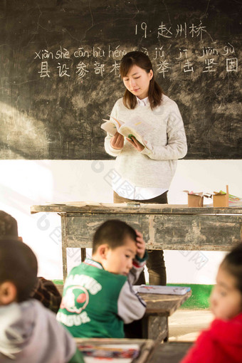 乡村女教师小学生女孩关爱欢乐清晰摄影图