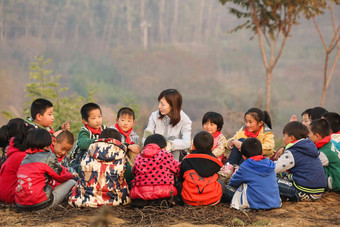 乡村教师和小学生在户外学习