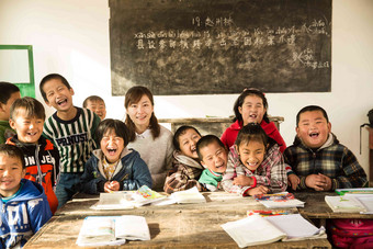 乡村女教师和小学生在教室里