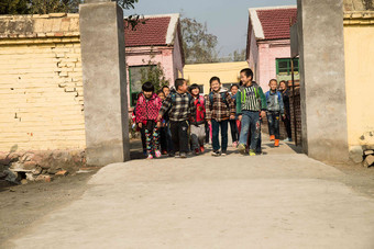 乡村小学生在放学回家