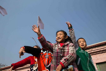 乡村小学生在学校放纸飞机