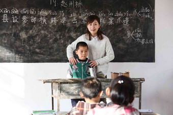 乡村女教师和小学生在教室里